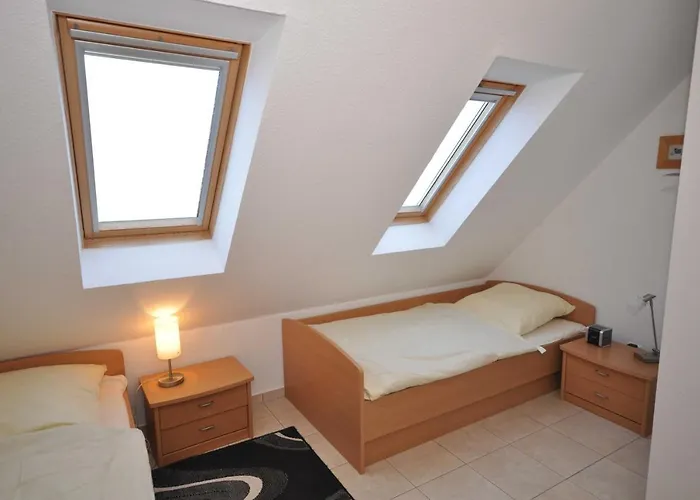 Nr 81 - Deichstrasse Naehe Yachthafen Nyaraló